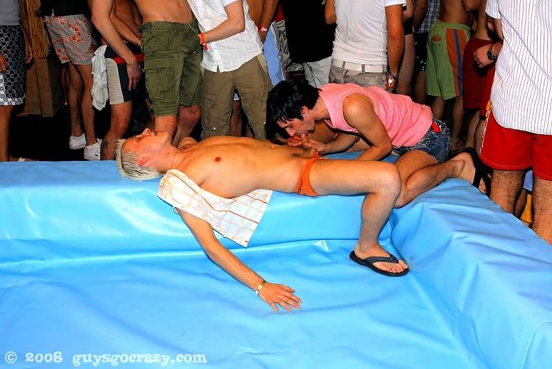 Twinks dan a los gays una mirada a sus capullos marrones
 #76986075