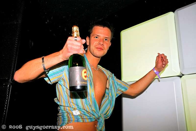 Twinks dan a los gays una mirada a sus capullos marrones
 #76986088