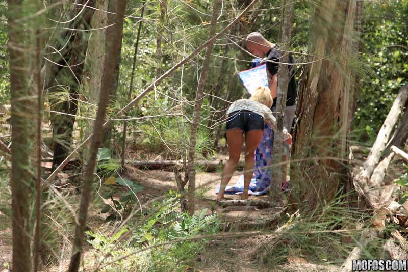 Un couple filmé par un pervers baise à fond dans la jungle.
 #78605934