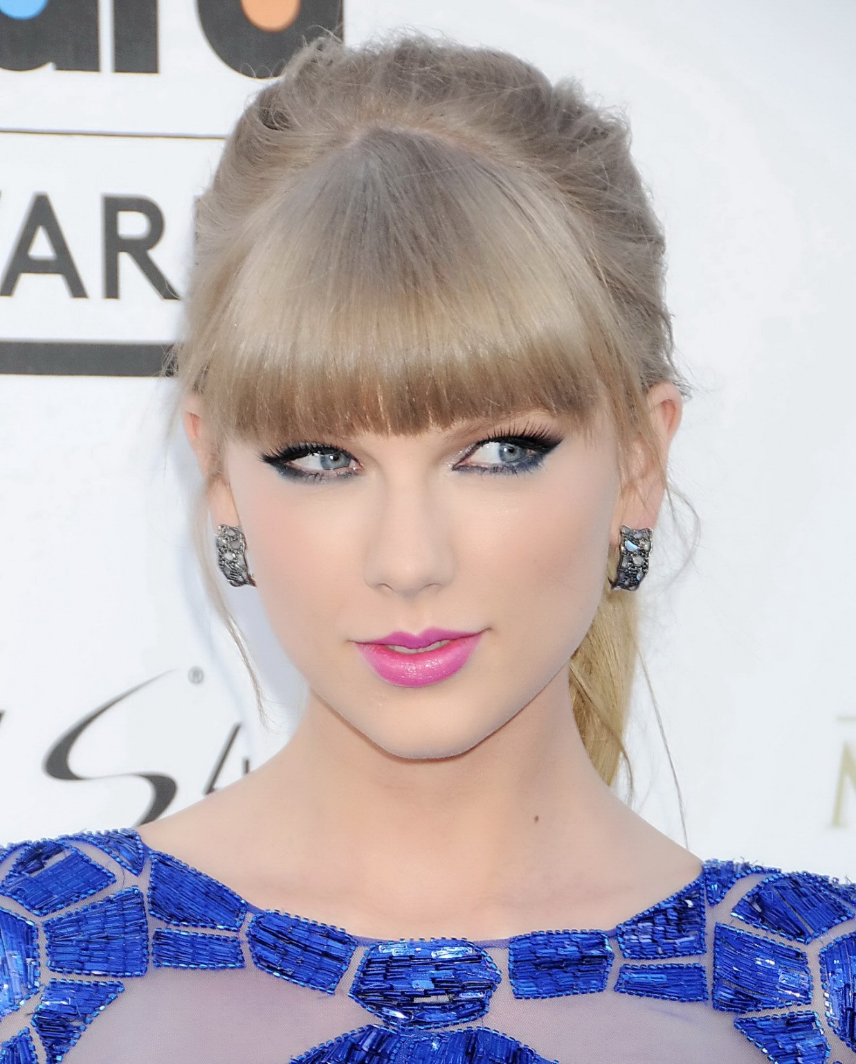 Taylor swift porte une mini-robe bleue partiellement transparente au billboa 2013.
 #75231979