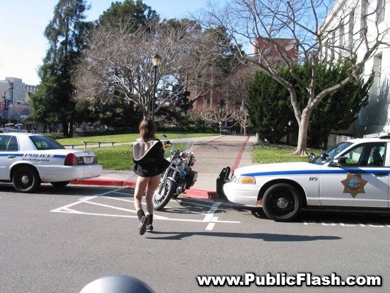 Geile Exhibitionistin erwischt blinkt in der Öffentlichkeit
 #78913444