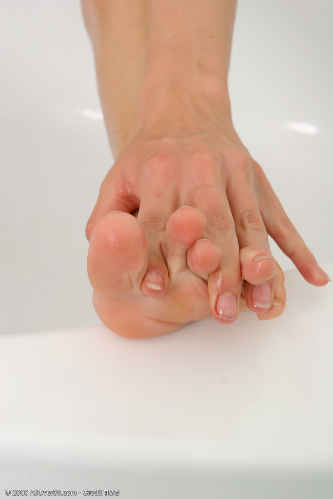 Pieds fétichistes, chaudes de 30 ans en bikini prenant une douche
 #73204921