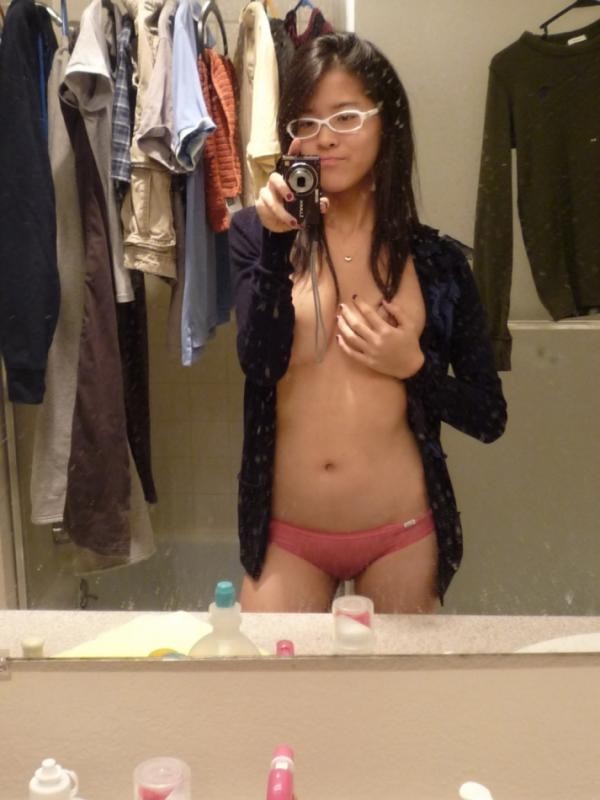 Une nana coquine s'exhibe devant une caméra en montrant ses seins et son cul. #69740429