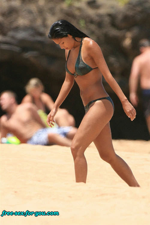 Nicole Scherzinger posing sexy in bikini on beach paparazzi pics #75431610