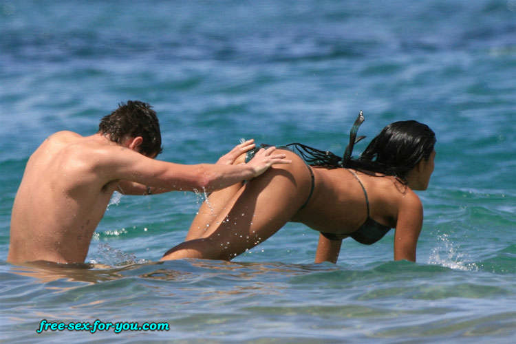 Nicole Scherzinger posing sexy in bikini on beach paparazzi pics #75431617