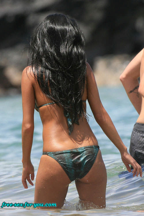 Nicole Scherzinger posing sexy in bikini on beach paparazzi pics #75431641
