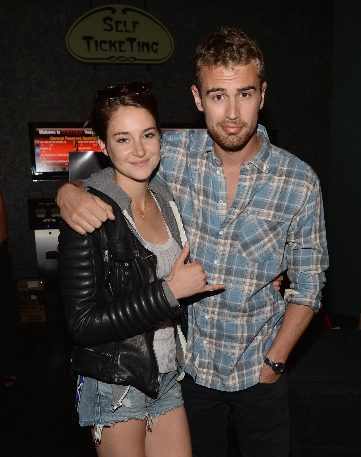 Shailene Woodley langbeinig bis zum BH durchsichtig bei der Privatvorführung von 'divergen
 #75201605