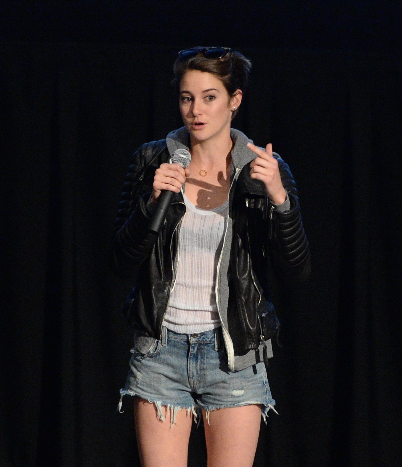 Shailene Woodley langbeinig bis zum BH durchsichtig bei der Privatvorführung von 'divergen
 #75201661