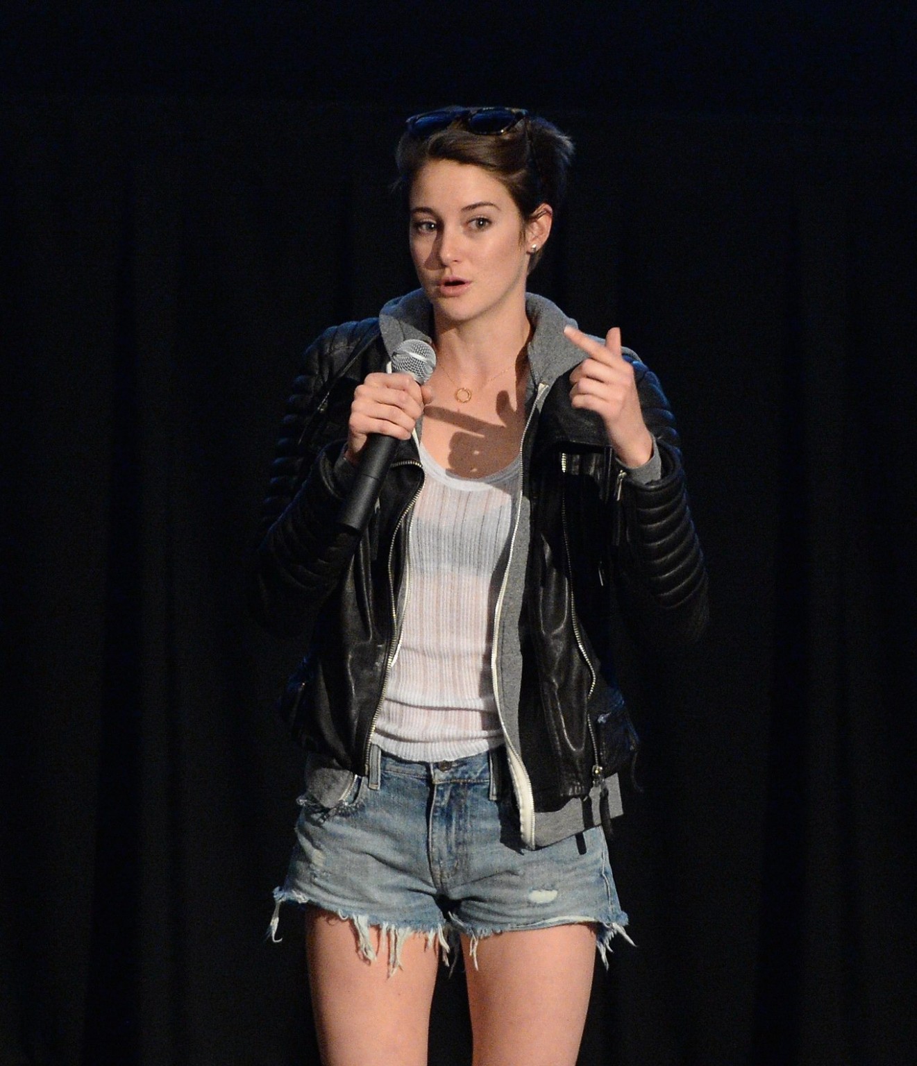 Shailene woodley leggy vedere attraverso al reggiseno alla proiezione privata di 'divergen
 #75201661