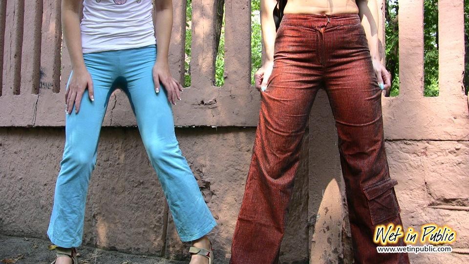 Deux copines en voyage ne trouvent pas les toilettes et font pipi dans leur pantalon.
 #73239149