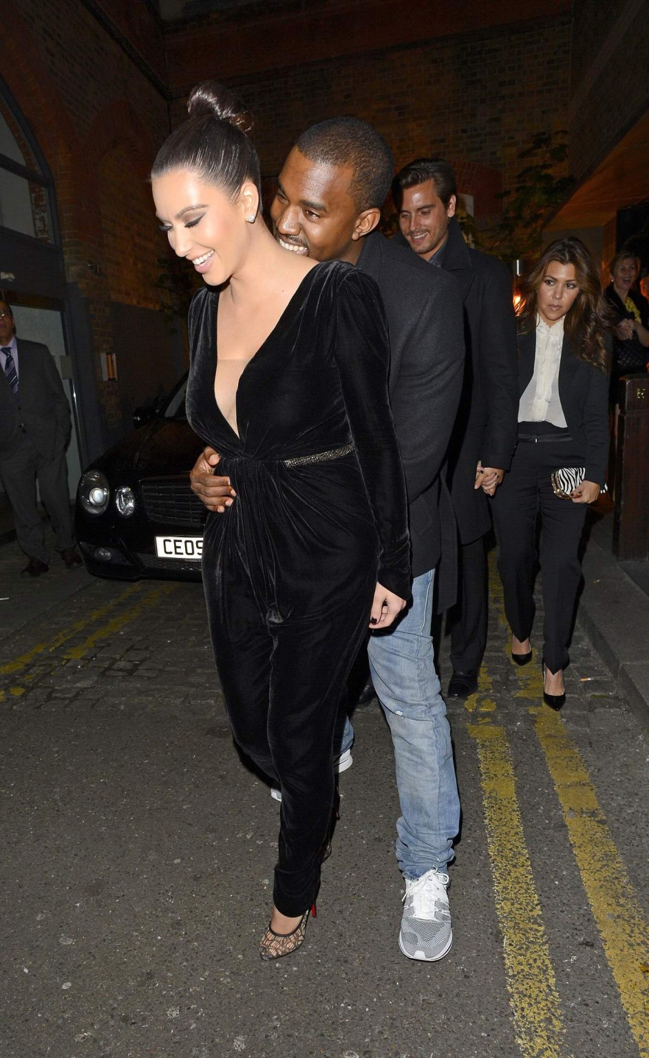 Kim kardashian mostra pokies scissione indossando un vestito nero sexy fuori un resto
 #75248775