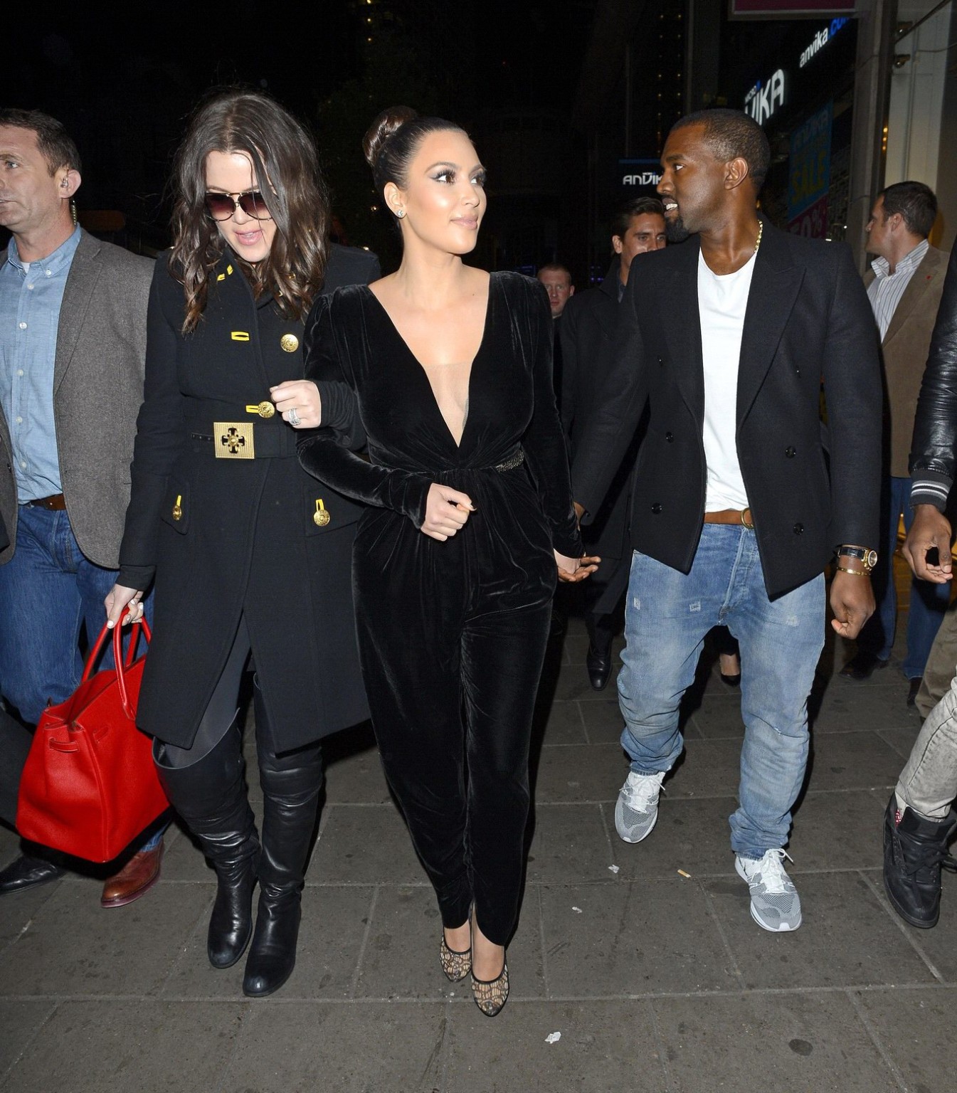 Kim kardashian mostra pokies scissione indossando un vestito nero sexy fuori un resto
 #75248842