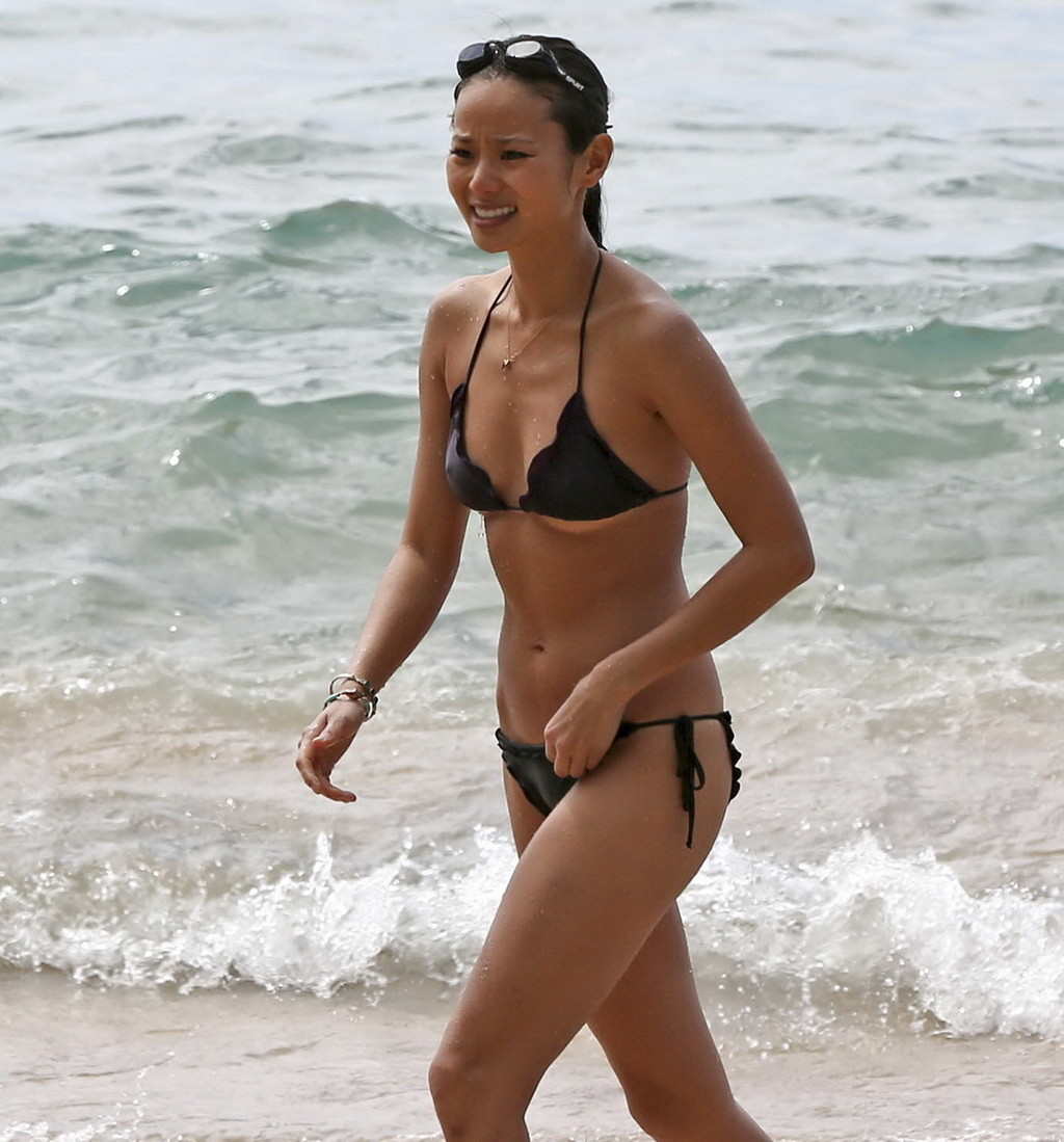 Jamie Chung trägt einen winzigen nassen Bikini am Strand während eines Urlaubs in Hawaii
 #75234771