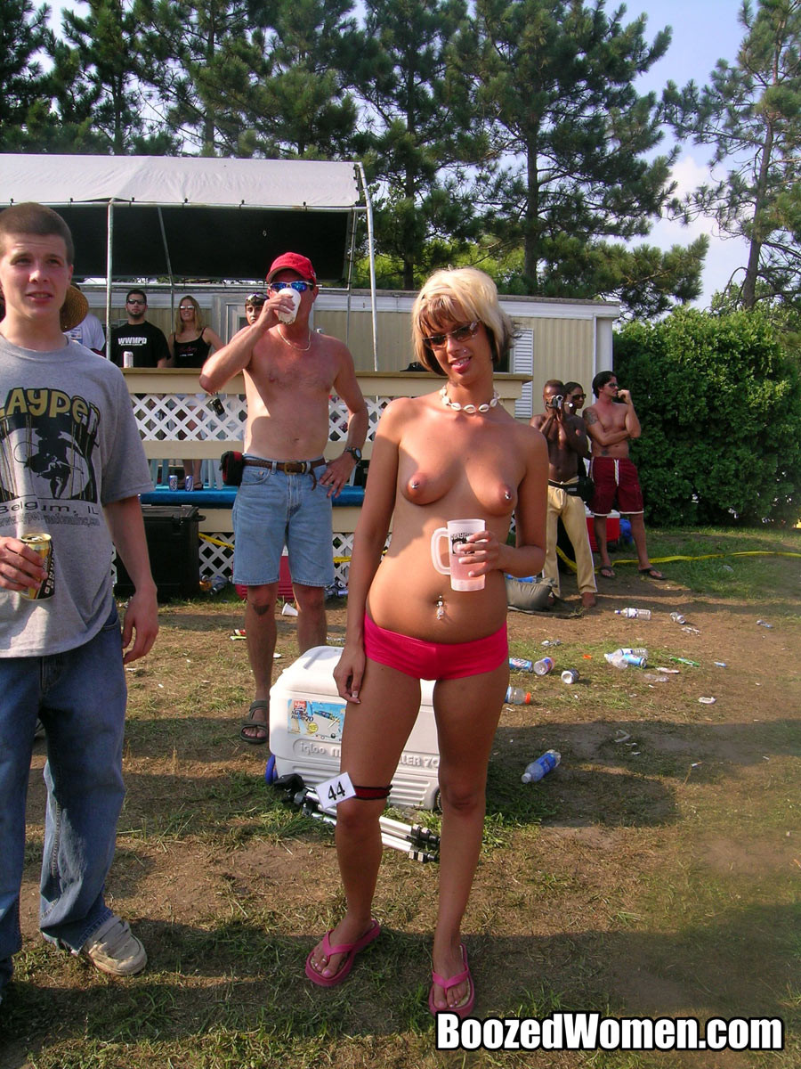 Nacktwettbewerb mit tonnenweise betrunkenen Mädchen
 #78913151
