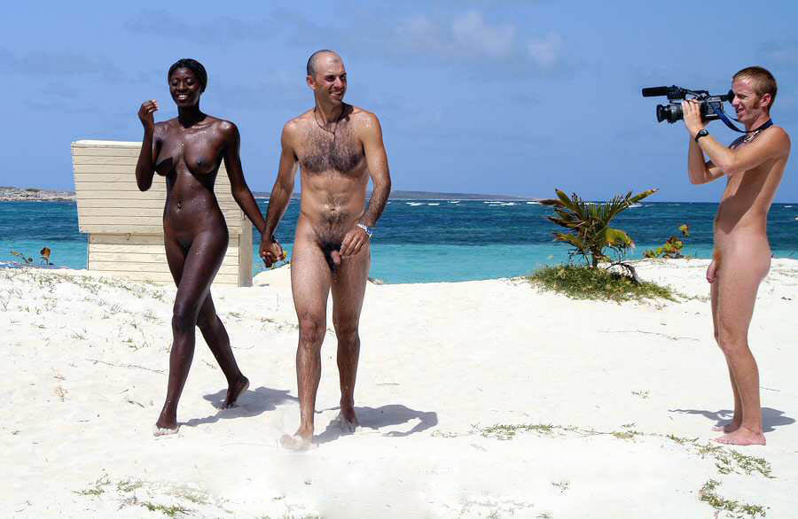Deux amies nudistes bronzent uniformément à la plage
 #72248940