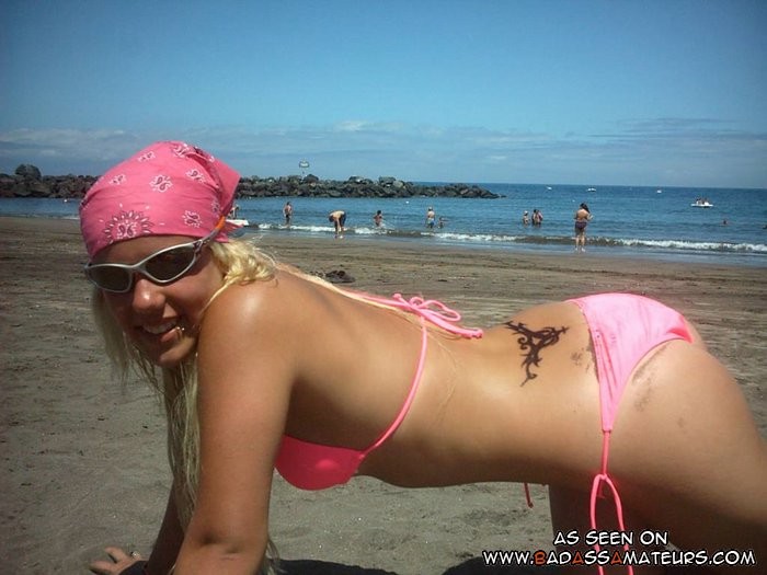 Novia sexy en una playa nudista
 #72307743