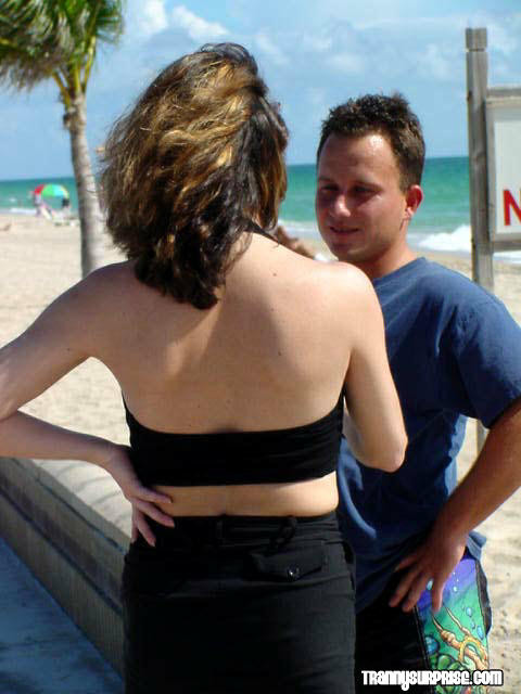 Scène chaude de drague à la plage avec un joli transsexuel qui s'envoie en l'air.
 #79128949