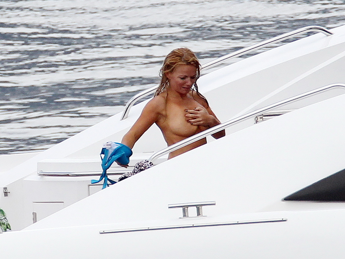 La tetona Geri Halliwell pillada en topless en un barco en San Tropez
 #75299451