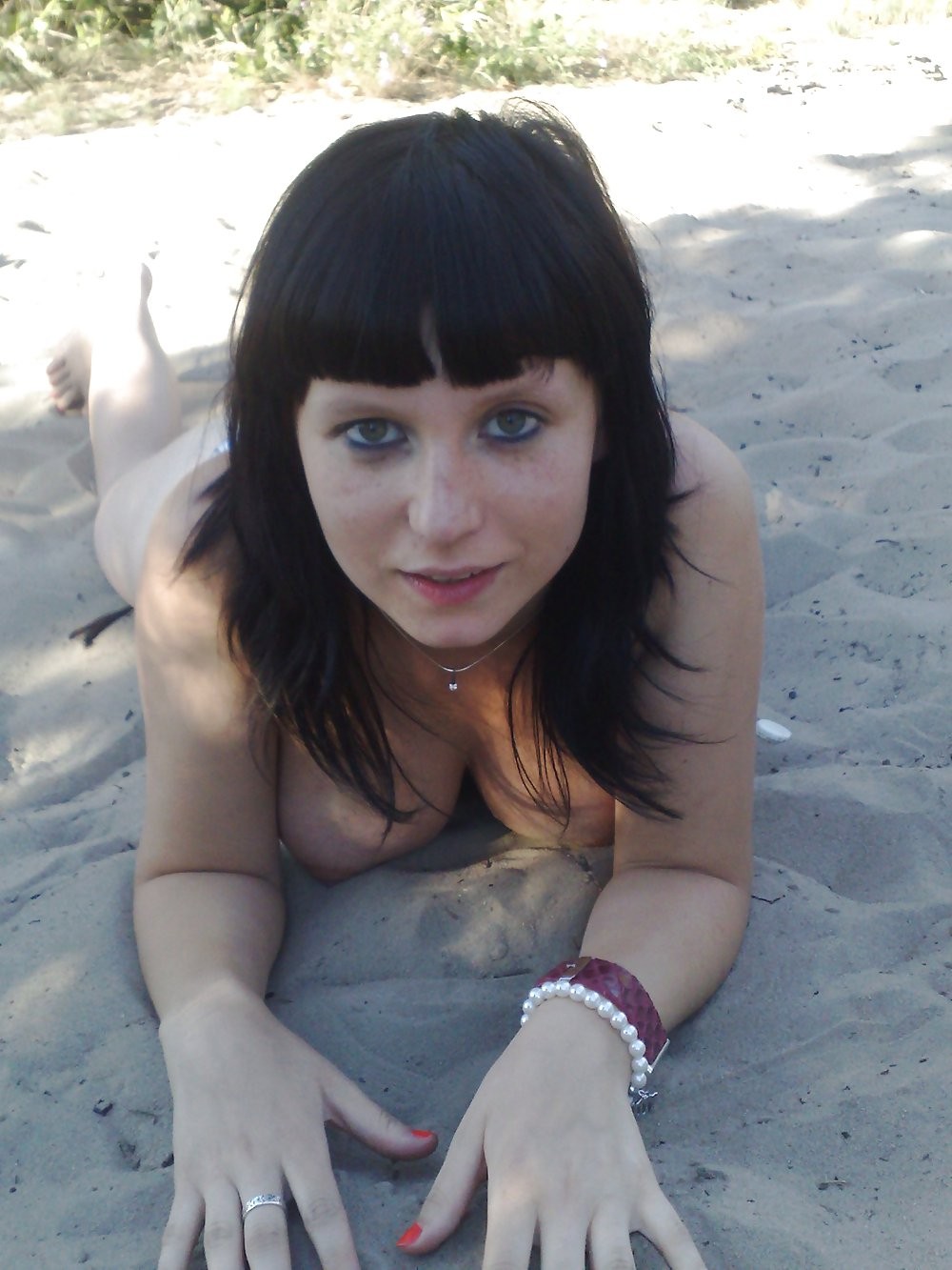 Sexy brünette Nudist Streifen nackt an einem öffentlichen Strand
 #72241962