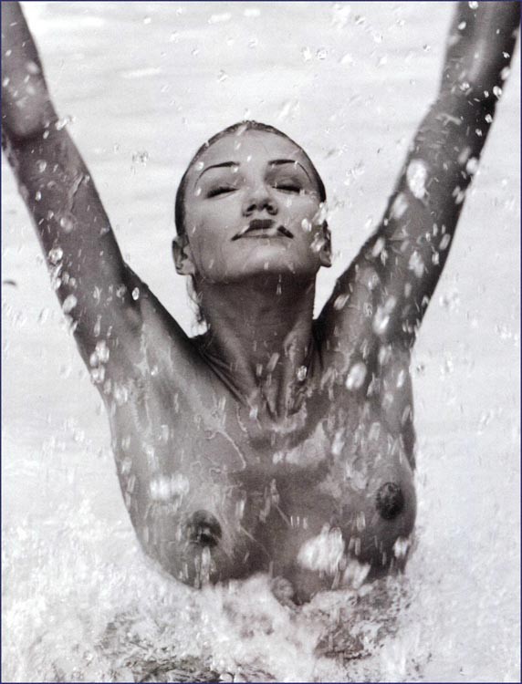 Cameron diaz seins nus pendant sexe dans la mer
 #75370271