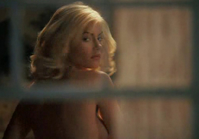 Elisha cuthbert mostrando sus bonitos y suaves pechos
 #75331692