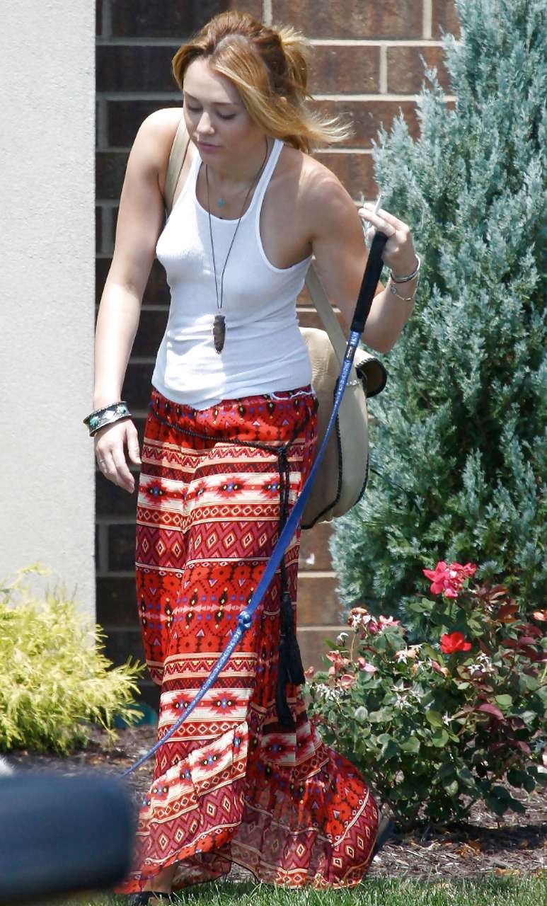 Miley Cyrus posiert ohne BH und sieht sehr sexy im Bikini Paparazzi Bild
 #75292994