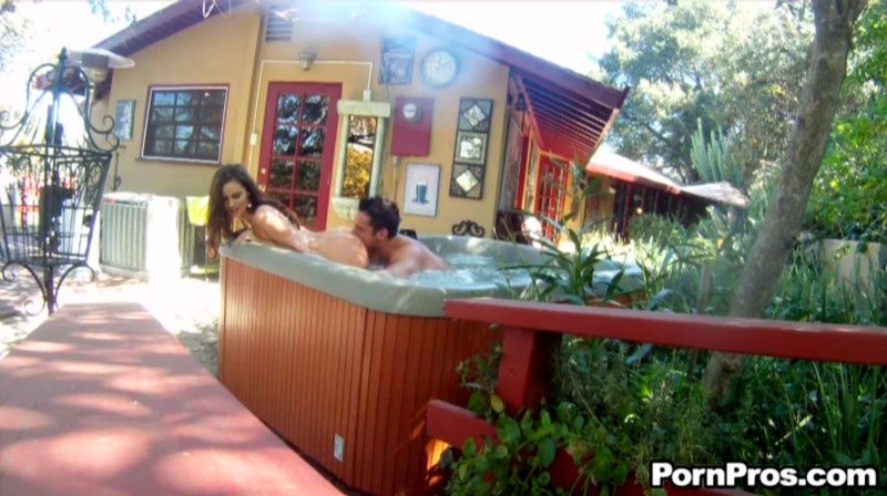 Mignonne Lily Carter séduisant son petit ami dans une piscine
 #67407761