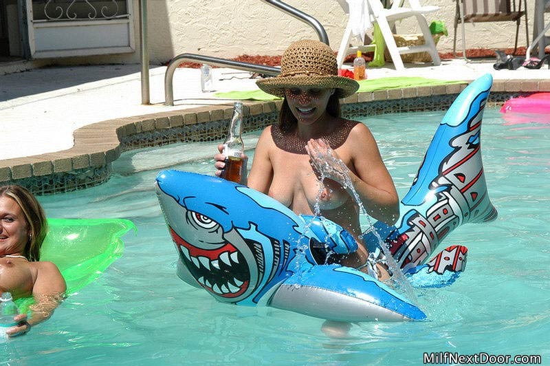 Diese heißen milfs sind chillin poolside in ihren tinie bikinis
 #74196821