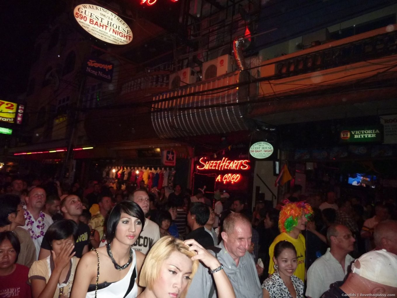 刺青だらけのタイ人売春婦がセックス旅行者にコンドームなしの素手で犯される アジアのアバズレ
 #68452550
