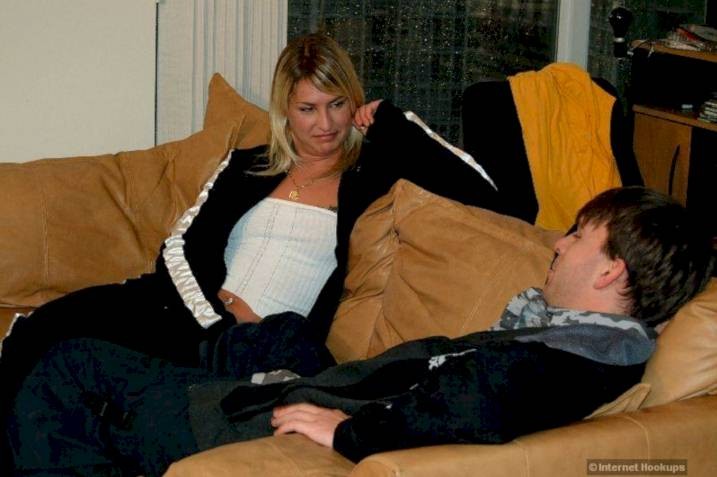 Zorra hambrienta de pollas se folla a dos tíos
 #76892989