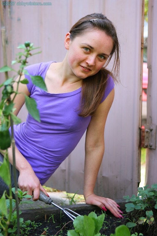 裸でポーズをとるジニー
 #78596092