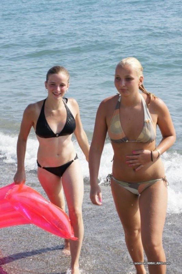 Collezione di ragazze sexy in bikini che posano per i loro amici in cam
 #67626577