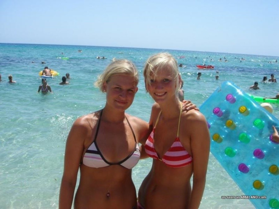 Collezione di ragazze sexy in bikini che posano per i loro amici in cam
 #67626589