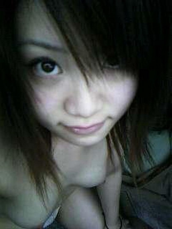 Une jeune asiatique entièrement nue dans un canapé montre ses seins.
 #69874961