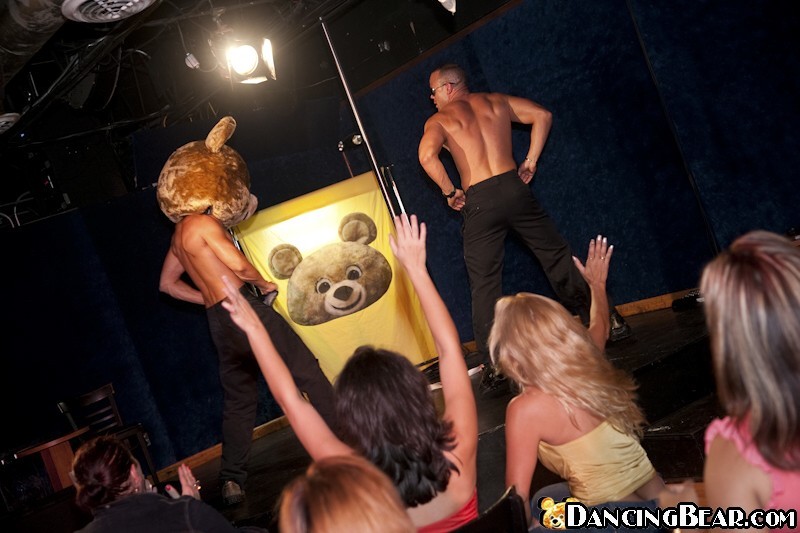 Enormes espadas negras asustan a las chicas calientes
 #75451825