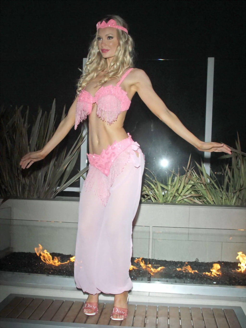 Sophie Turner mostra il suo corpo caldo indossando un costume da danzatrice del ventre a Beverly Hil
 #75249283