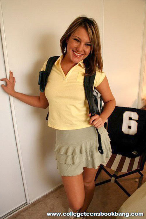 Chica colegiala desagradable chupando y cabalgando en la polla dura
 #79040713