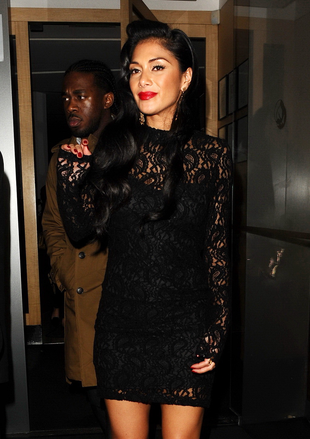 Nicole scherzinger upskirt in mini abito parzialmente trasparente mentre arriva a
 #75247600