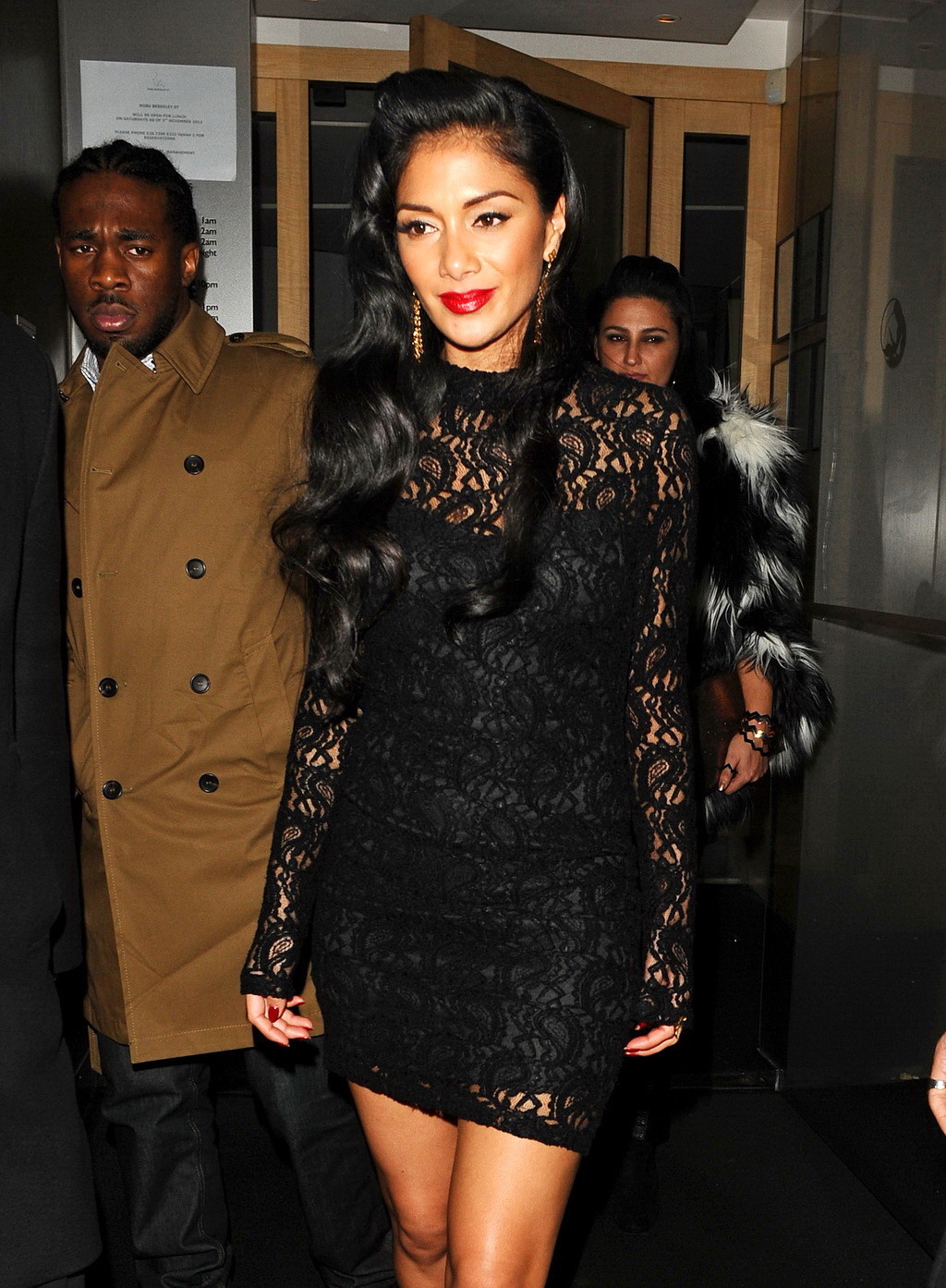 Nicole scherzinger upskirt in mini abito parzialmente trasparente mentre arriva a
 #75247606