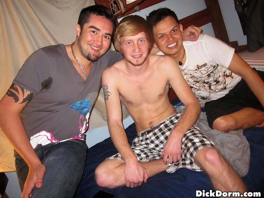 Mira a estos 5 gays calientes taladrando sus culos después de ser engañados para conseguir
 #76936228