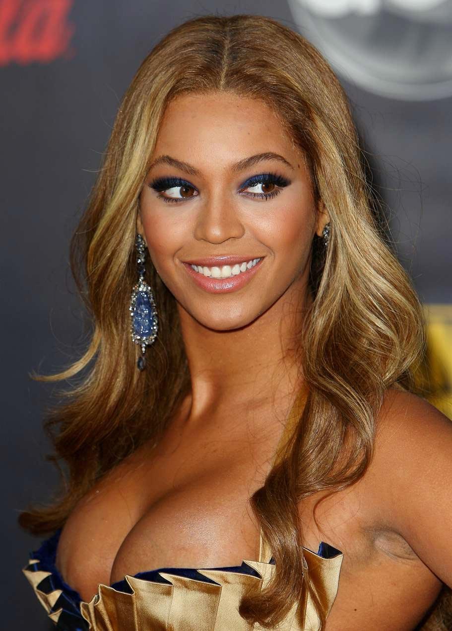 Beyonce Knowles upskirt pics of her black ass #75391026