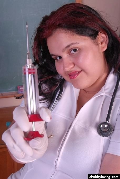 Une grosse infirmière brune qui joue avec des outils médicaux.
 #75540997