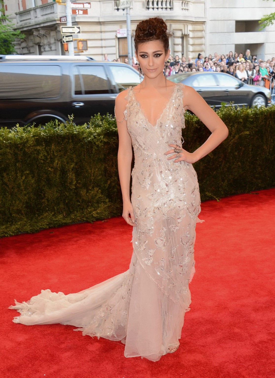 Emmy rossum mostrando gran escote en vestido blanco de encaje parcialmente transparente en 2013 
 #75233009