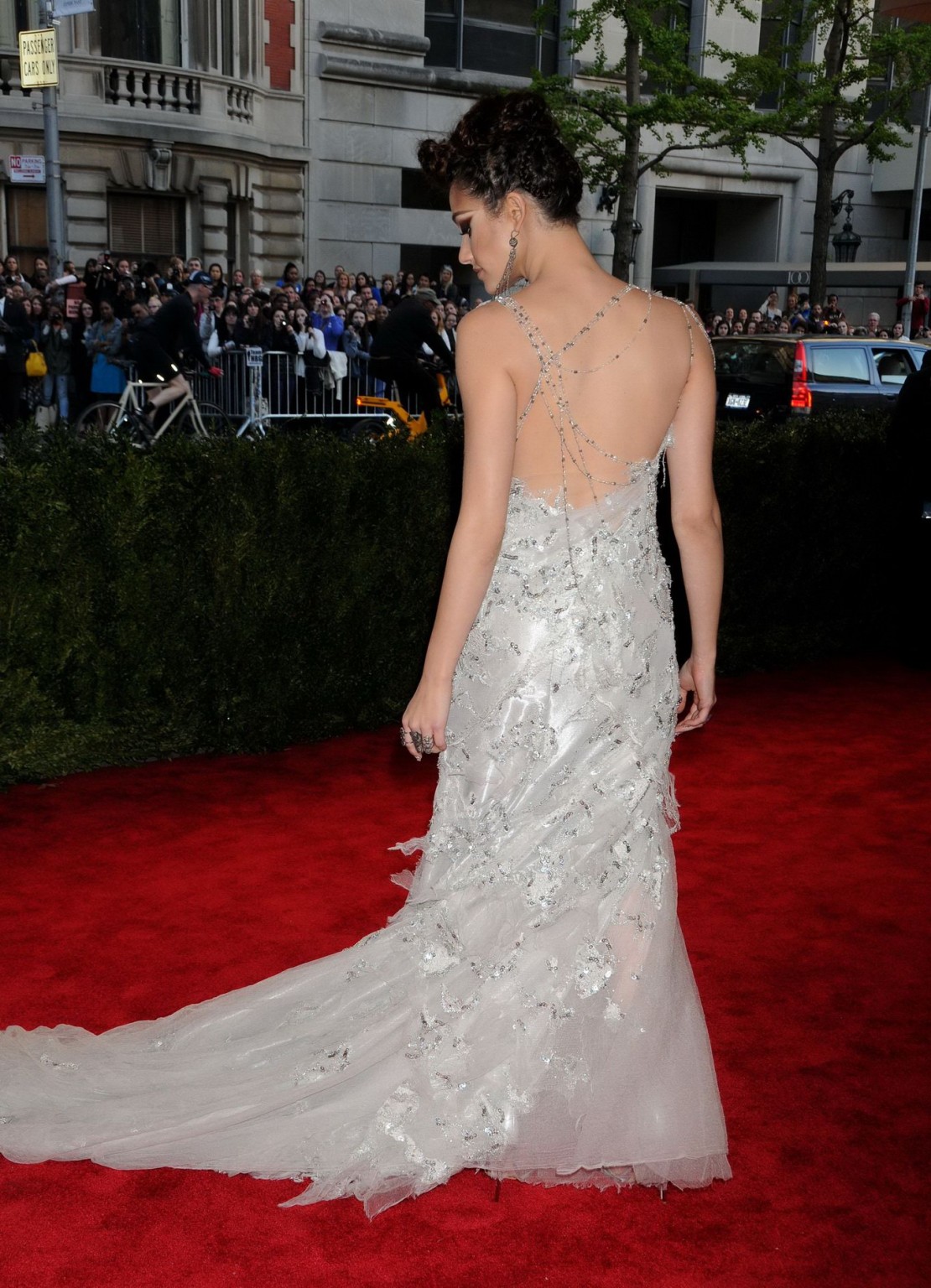 Emmy rossum montrant un gros décolleté dans une robe blanche en dentelle partiellement transparente en 2013. 
 #75233052