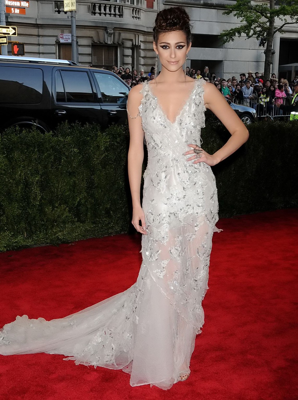 Emmy rossum mostrando gran escote en vestido blanco de encaje parcialmente transparente en 2013 
 #75233074