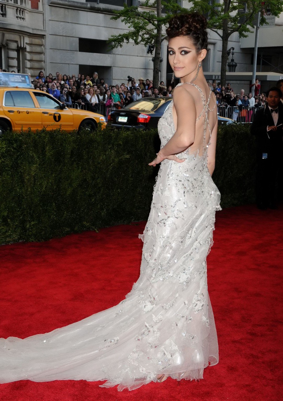 Emmy rossum mostrando gran escote en vestido blanco de encaje parcialmente transparente en 2013 
 #75233087