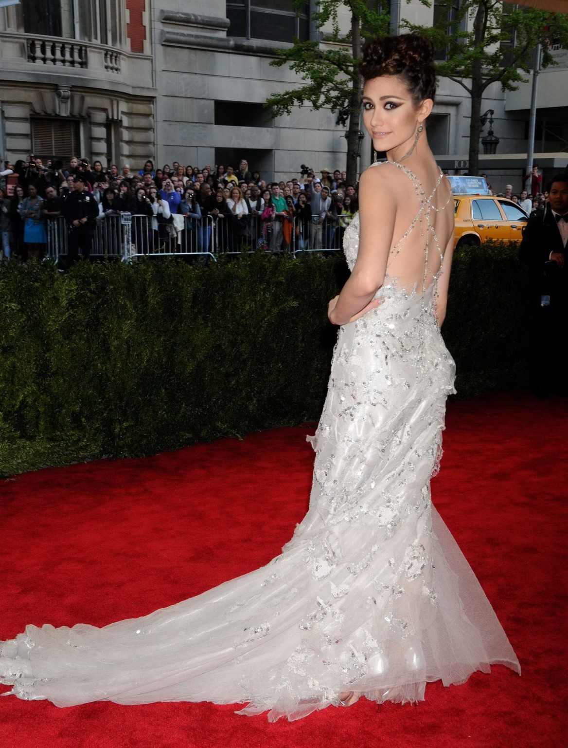 Emmy rossum montrant un gros décolleté dans une robe blanche en dentelle partiellement transparente en 2013. 
 #75233099