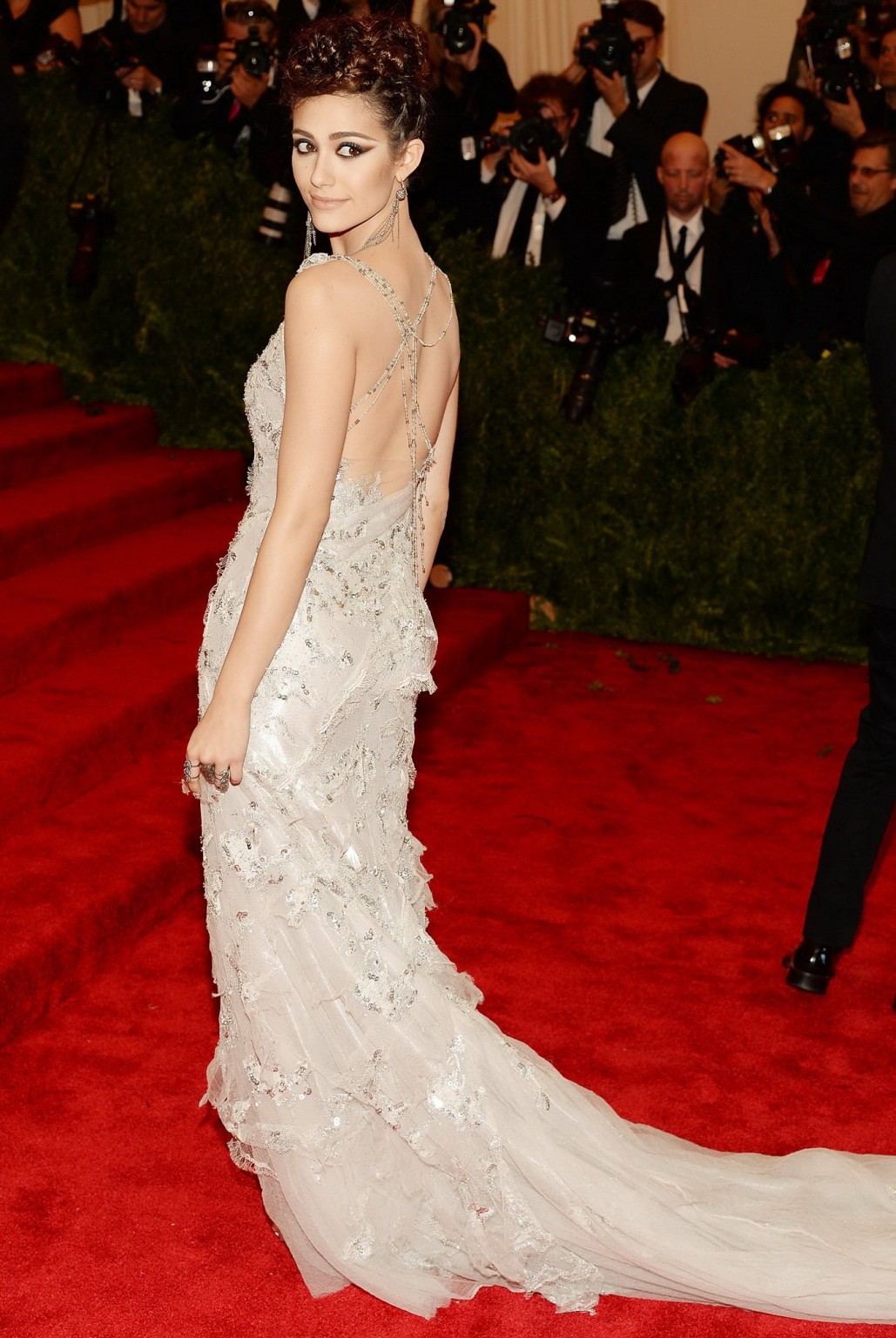 Emmy rossum montrant un gros décolleté dans une robe blanche en dentelle partiellement transparente en 2013. 
 #75233115