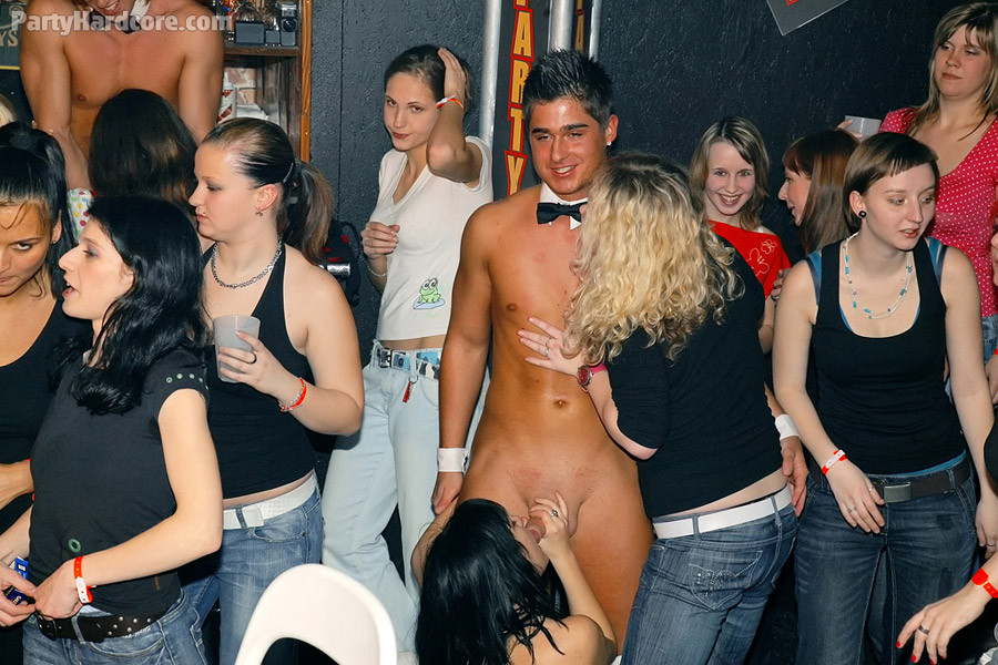 パーティーでストリッパーに熱狂する女性たち
 #67451069
