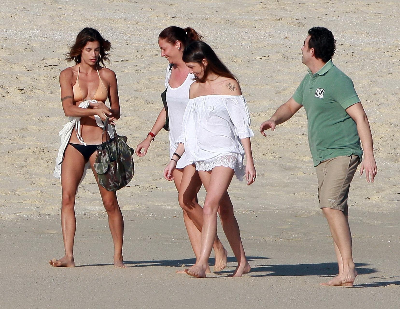Elisabetta canalis mostrando pokies en bikini color canela en la playa en los 
 #75322448